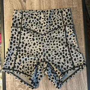 XS gray leopard shorts Balance Athletica